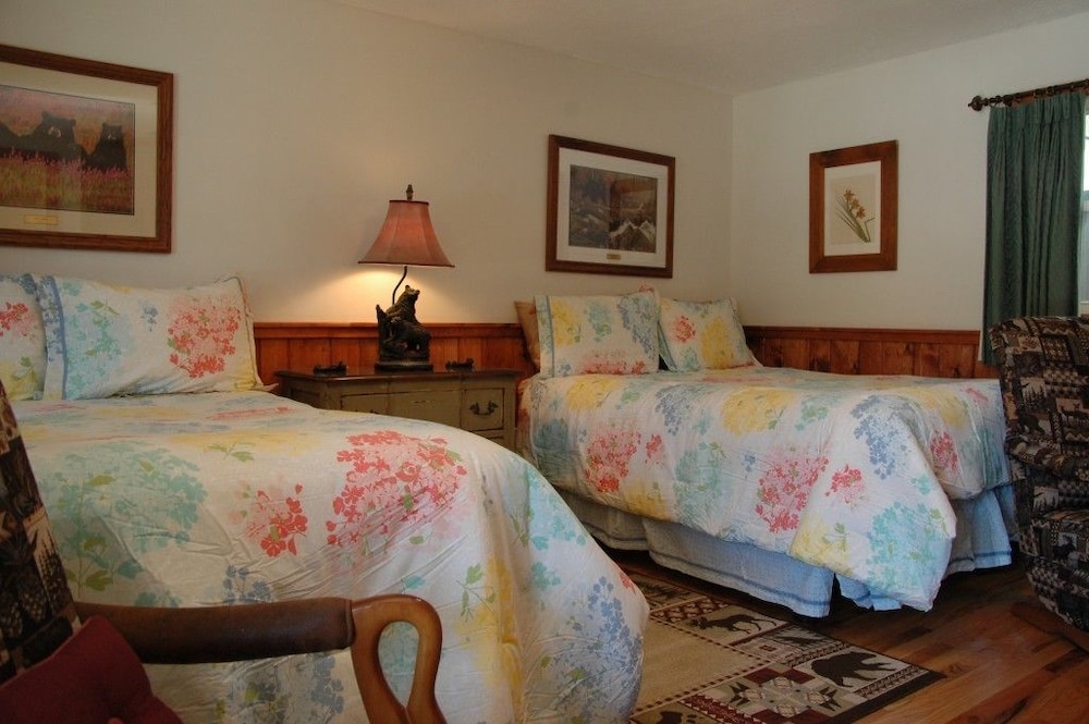 Deluxe 2 Double Room with Fireplace & Single Jacuzzi Tub