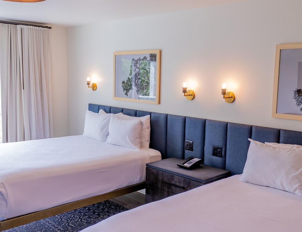 Standard Room, 2 Queen Beds - Photo 3