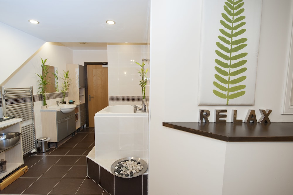 Lochside Spa Suite With Sauna, Steam Shower And Deep Soaking Tub photo 2