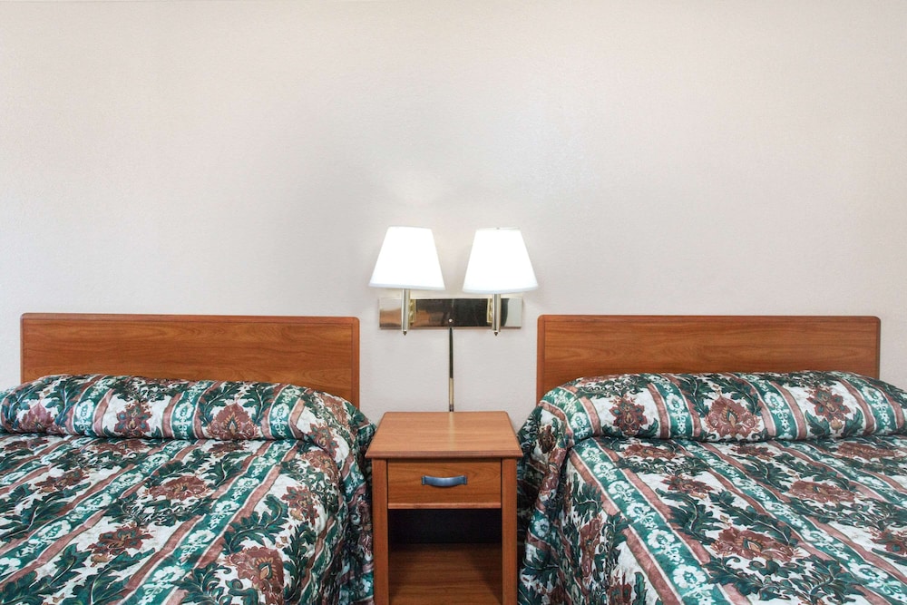 Room, 2 Double Beds - Photo 3