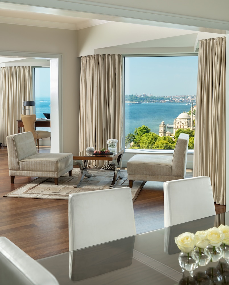 Suite, Multiple Beds with executive lounge access thumbnail 5