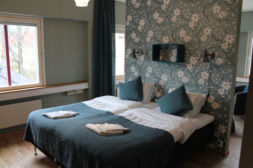 Standard Room, 1 King Bed, Non Smoking photo 3