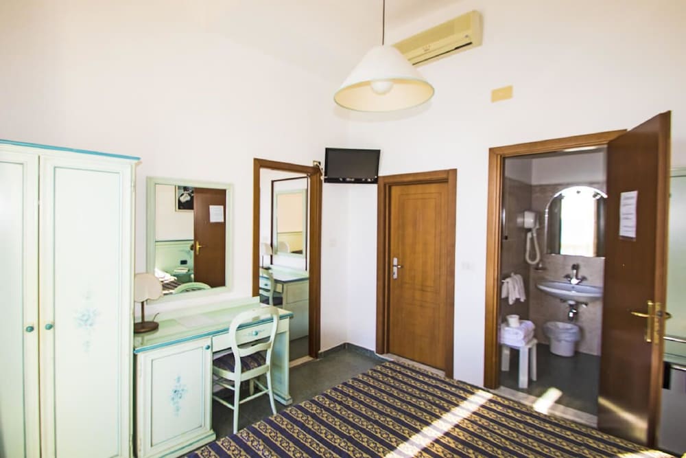 Double or Twin Room photo 3