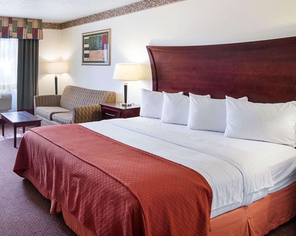 Suite, 1 King Bed with Sofa bed, Accessible, Smoking photo 1