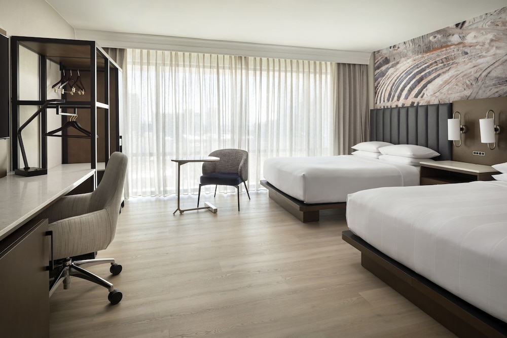 Deluxe Room, 2 Queen Beds (Mobility Accessible, Roll-in Shower) photo 3