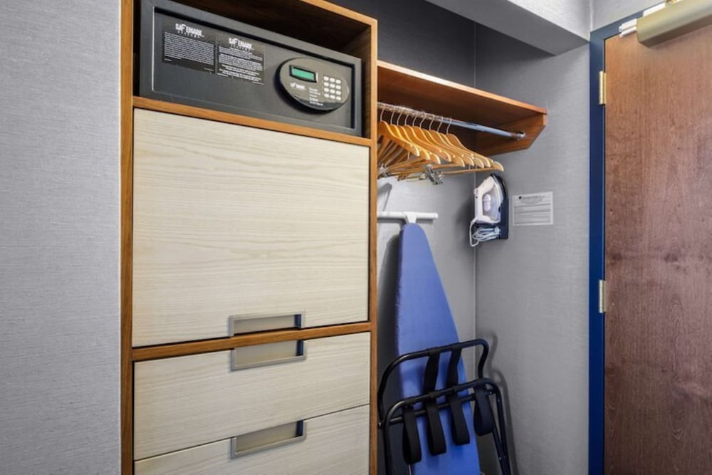 Room, 1 King Bed, Balcony (Hearing) - Photo 4