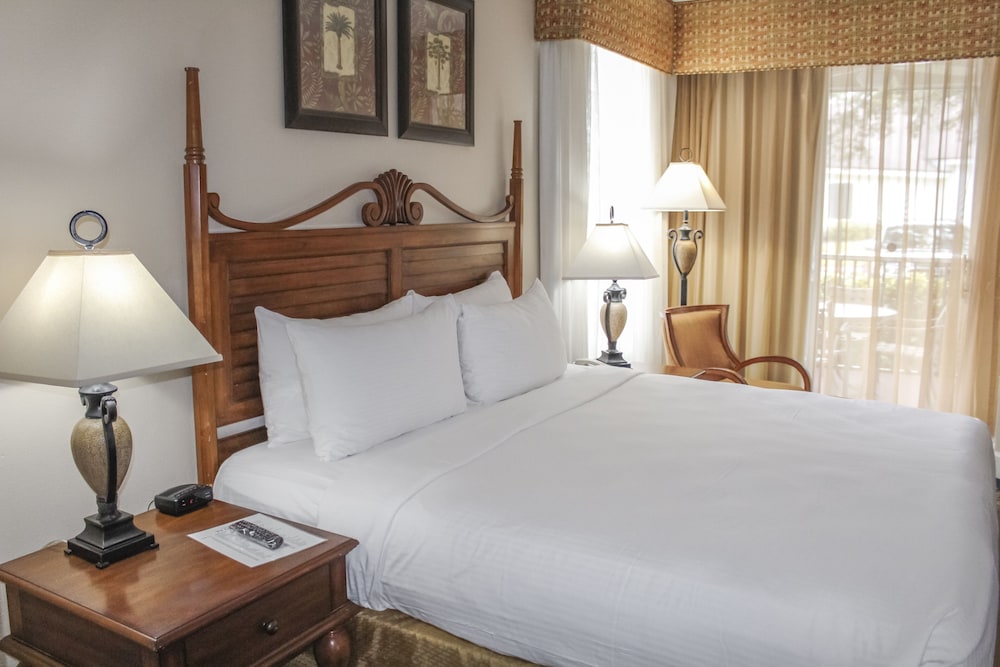 2 Bedroom 1 King 2 Twins Suite Accessible Tub