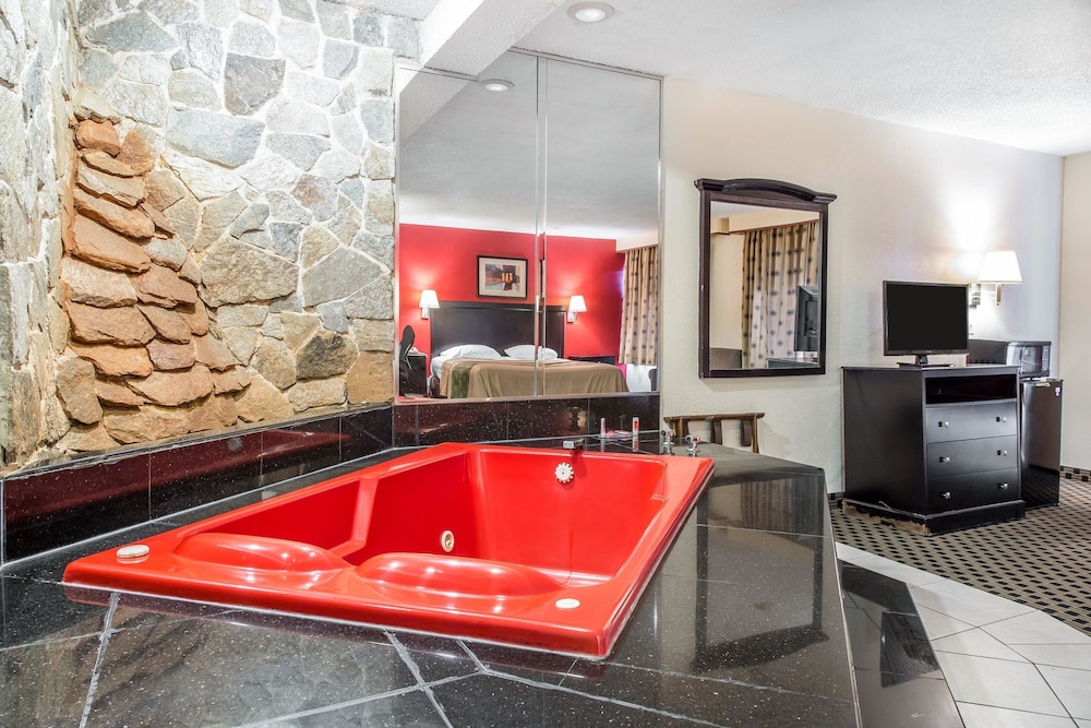 Standard Room, 1 King Bed, Smoking, Jetted Tub - Photo 8