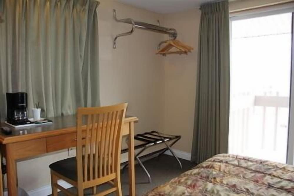 Standard Room, 1 King Bed photo 2