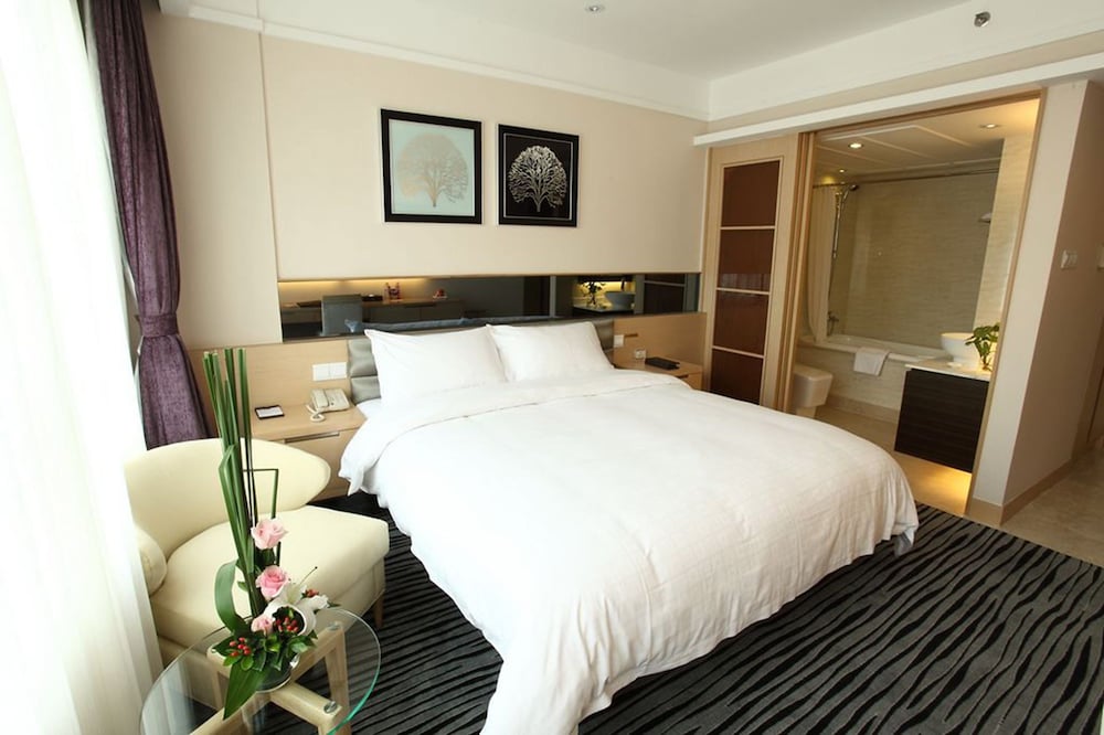 Deluxe Queen Bed Room photo 2