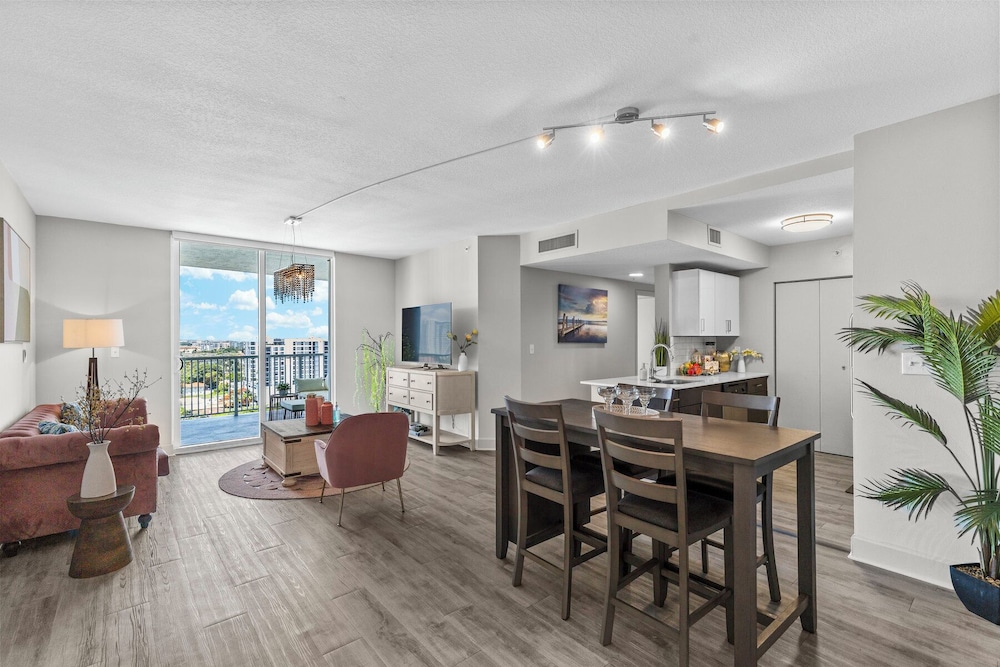 Deluxe Condo, 2 Bedrooms, City View photo 1