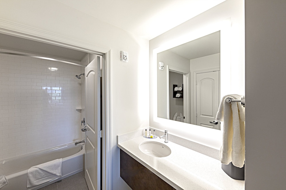 Suite, 2 Bedrooms, Kitchen, Pool View - Photo 8