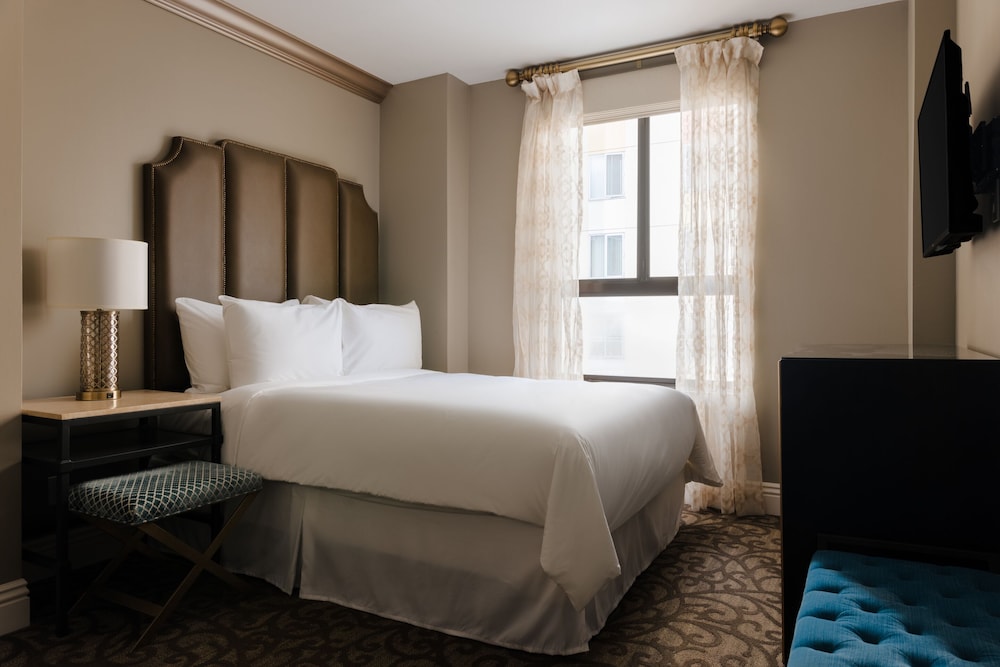 Deluxe Room, 1 Queen Bed - Photo 1