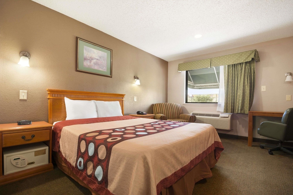 Room, 1 King Bed - Photo 2
