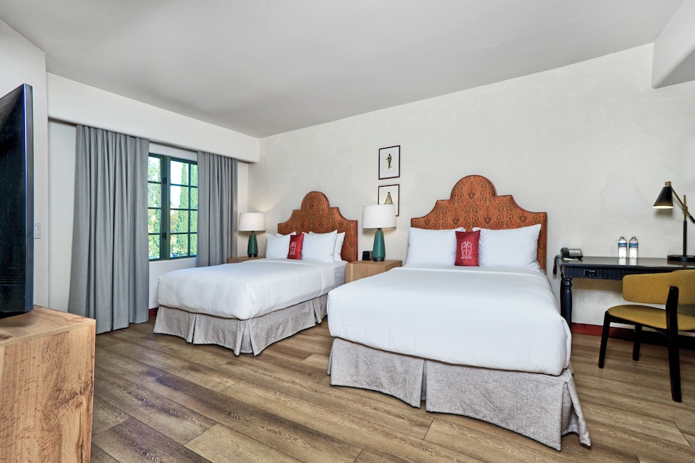 Deluxe Room, 2 Queen Beds - Photo 2