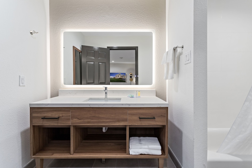 Suite, Multiple Beds, Non Smoking - Photo 16