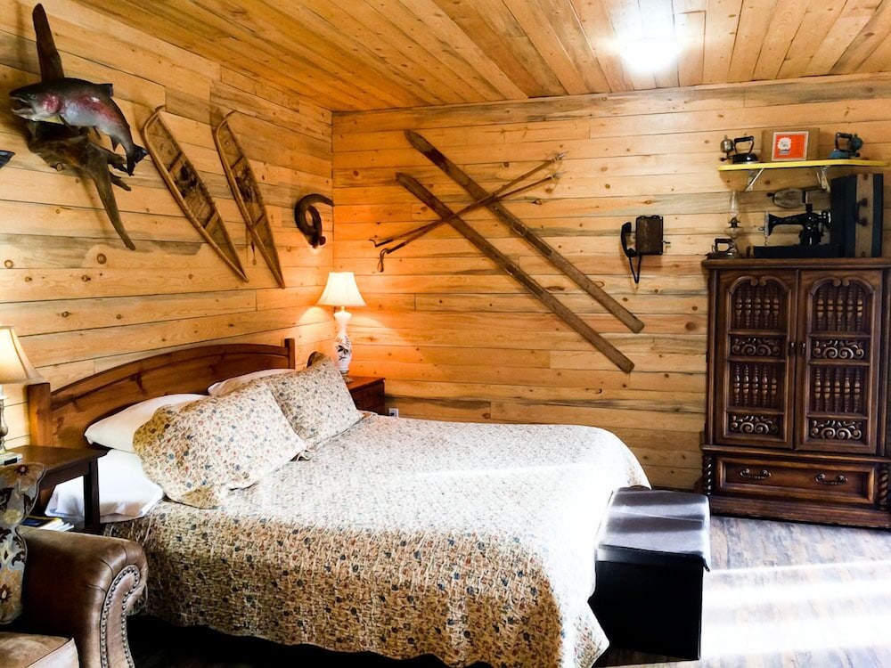 Executive Cabin, 1 King Bed, Kitchen, Mountain View (No pets) photo 2
