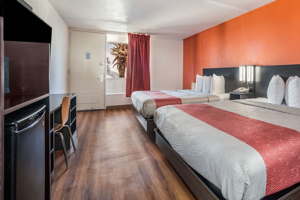 Standard Room, 2 Queen Beds, Non Smoking, Refrigerator & Microwave - Photo 3