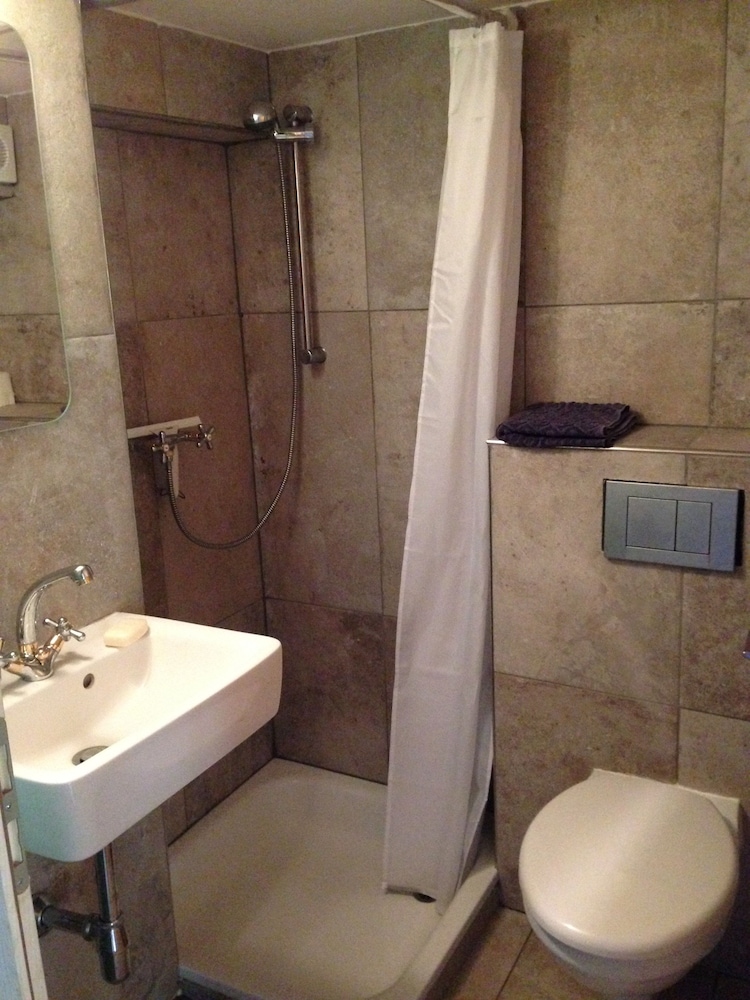 Economy Double Room, Shared Bathroom photo 3