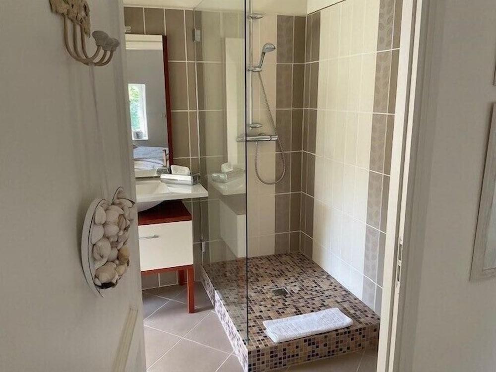 Deluxe Double Room, Ensuite - Photo 3