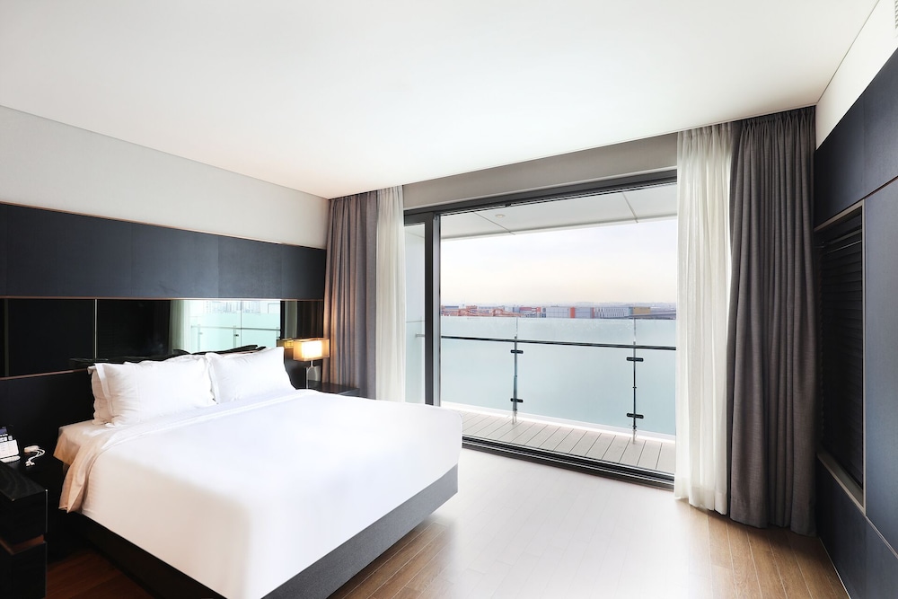 Junior Suite Queen (Complimentary Pool Access for 2) - Photo 9