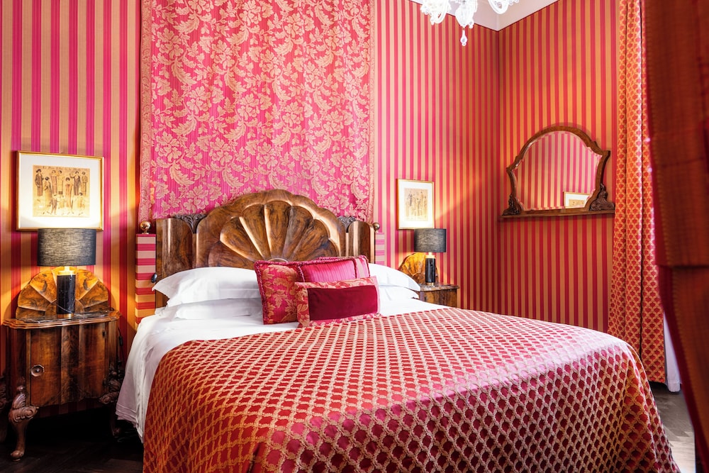 Deluxe Double or Twin Room thumbnail 5