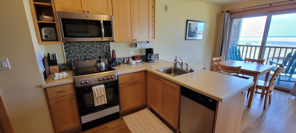 Driftwood Suite – First Floor, ADA Ocean Front View photo 3