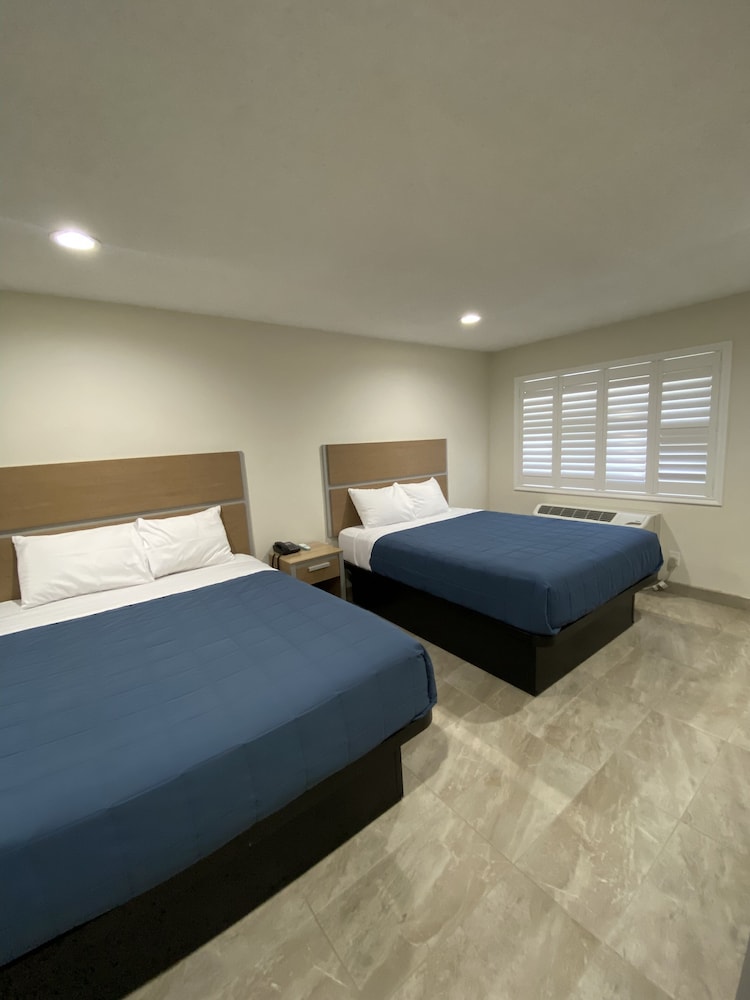 Room, 2 Queen Beds, Non Smoking - Photo 3
