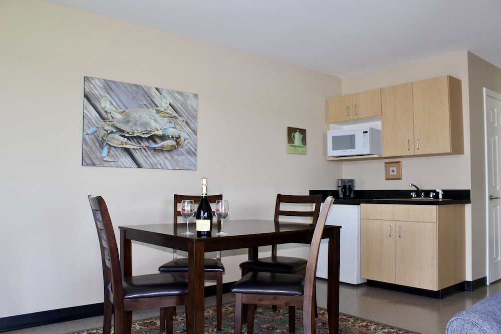 Marina View Efficiency Room 4