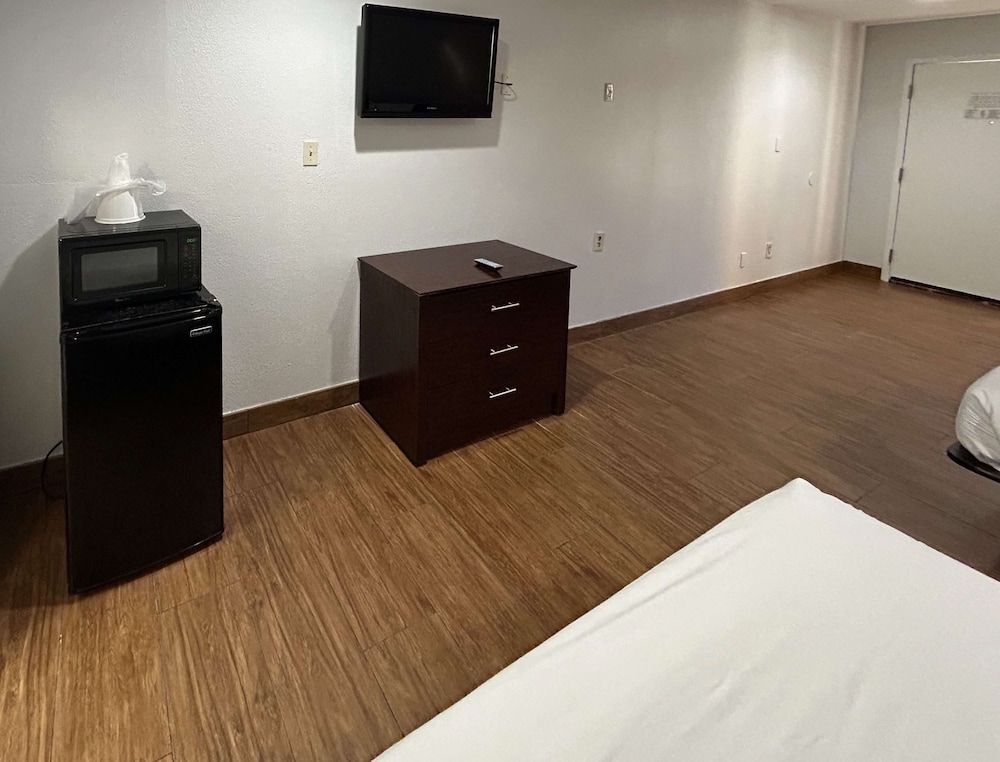 Deluxe Room, 2 Queen Beds, Non Smoking, Refrigerator & Microwave - Photo 1