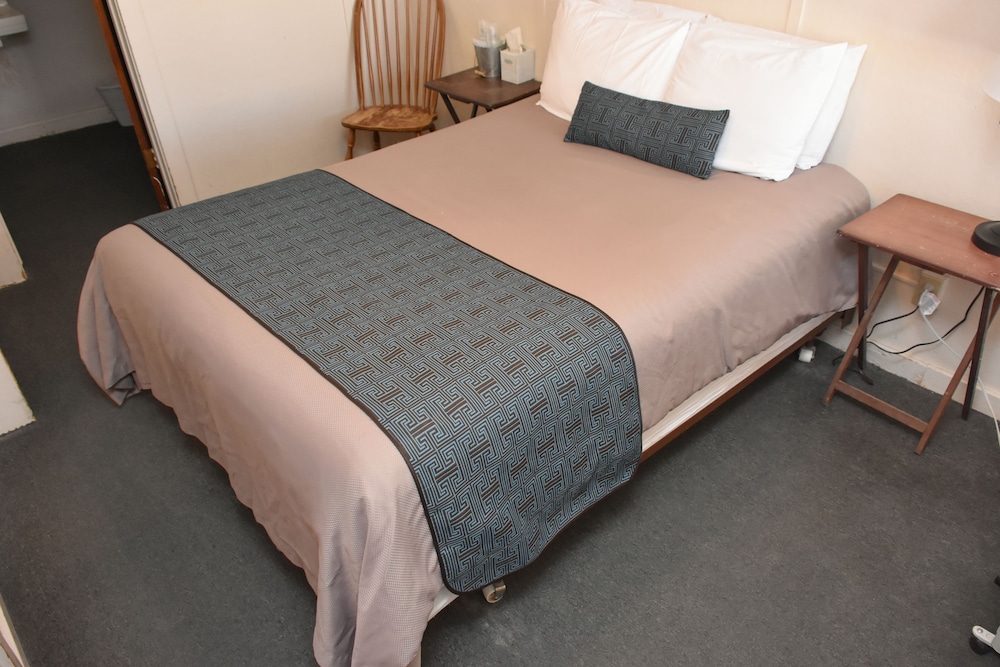 Basic Room, 1 Queen Bed photo 1