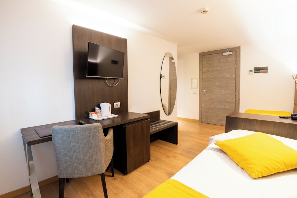 Economy Quadruple Room - Photo 4