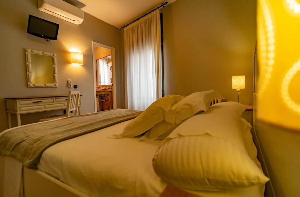 Double or Twin Room - Photo 2