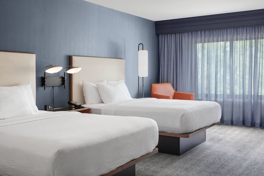 Room, 2 Queen Beds (Mobility Accessible, Tub) photo 1