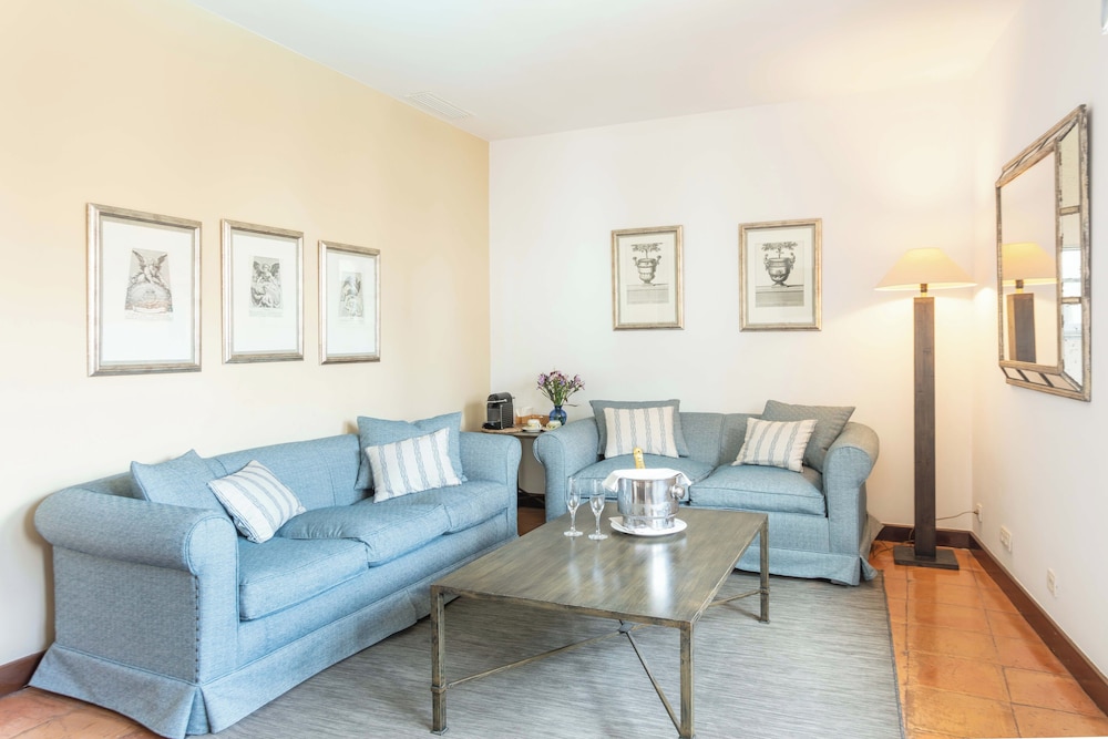 Family Studio Suite, 1 King Bed with Sofa bed, Terrace, Courtyard View photo 3