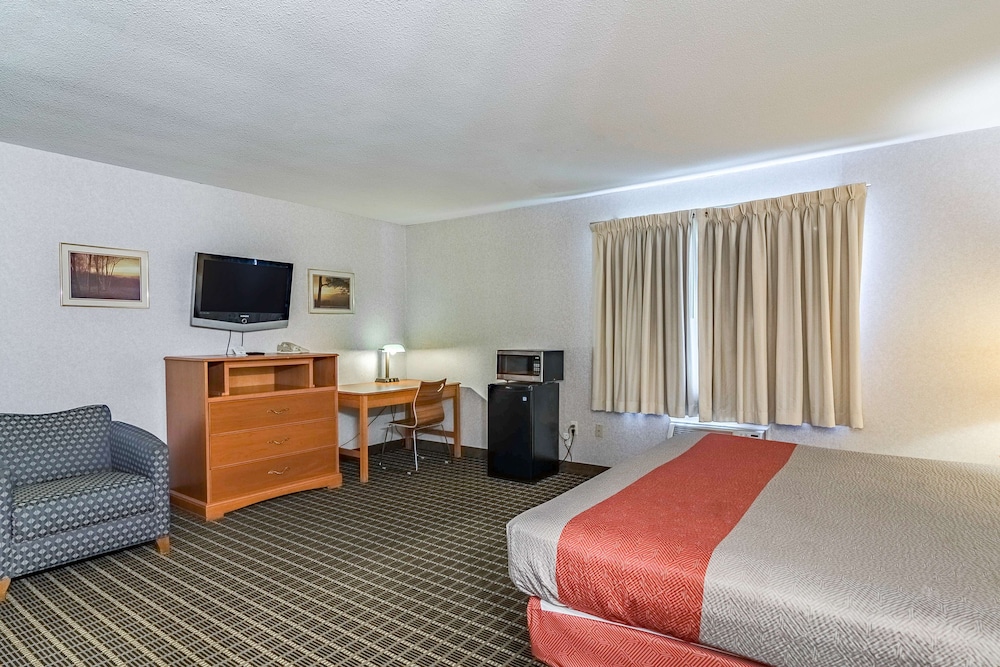 Deluxe Room, 1 Queen Bed, Non Smoking, Refrigerator & Microwave - Photo 5