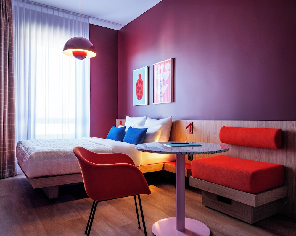 Medium Room photo 1