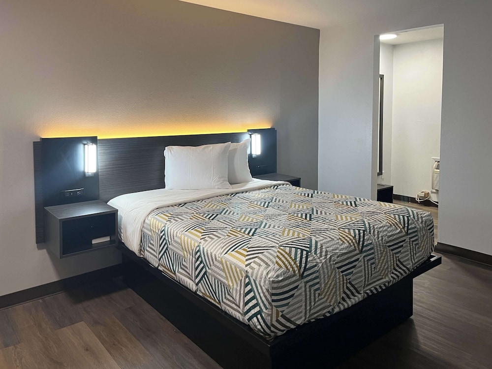 Deluxe Room, 1 Queen Bed, Accessible, Non Smoking