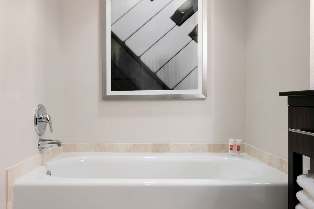 Premium Room, 1 King Bed - Photo 8