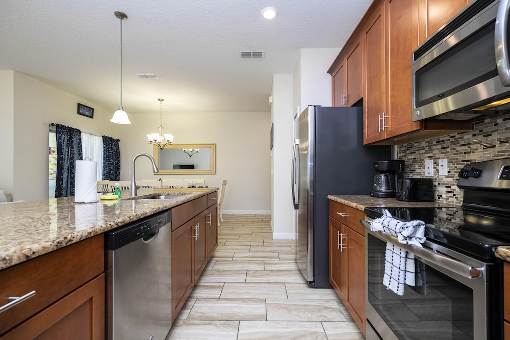 Beautiful 4BR 3BA Home w Pool at Storey Lake, Foto 48