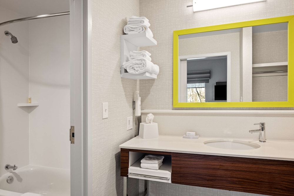 Room, 2 Queen Beds, Accessible, Bathtub (Mobility & Hearing) - Photo 7