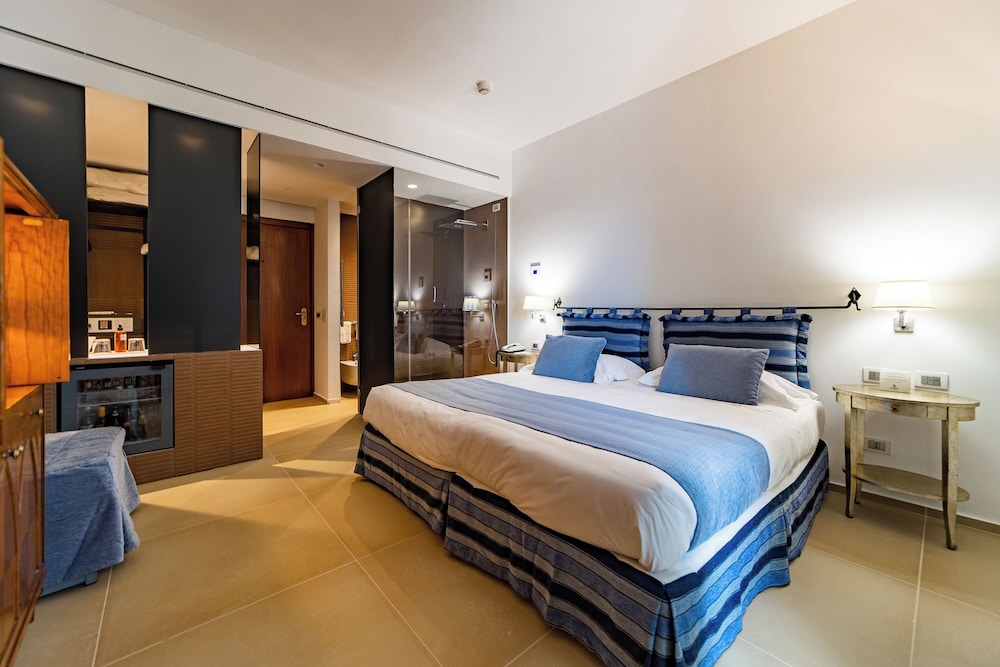Deluxe Room - Photo 11