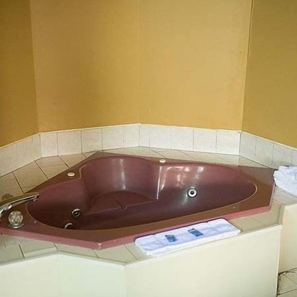 Deluxe Room, 1 King Bed photo 3