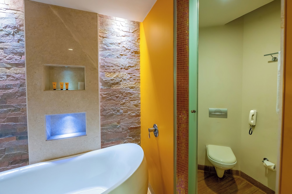Suite with Bathtub, 2 way Airport Transfer - Photo 4