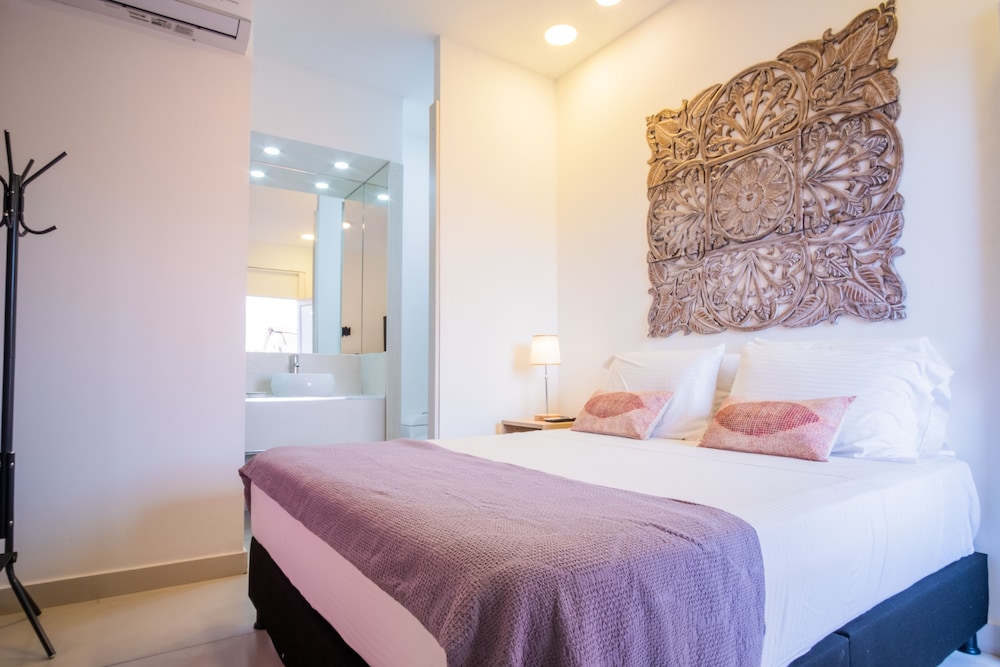 Deluxe Room, 1 Queen Bed photo 1