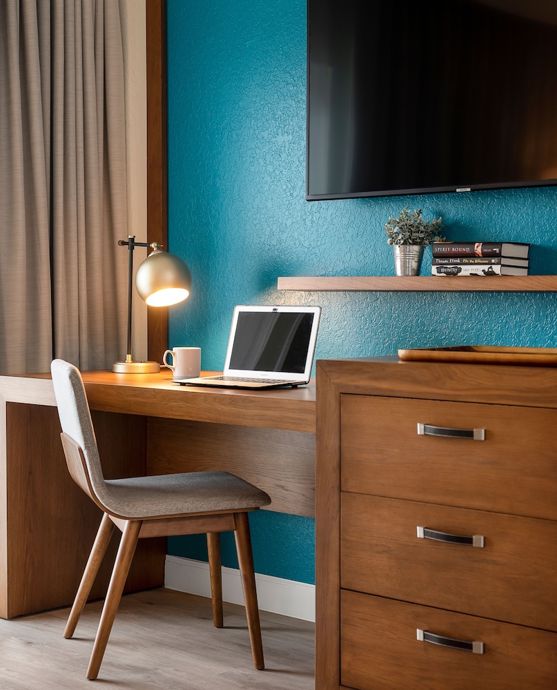 Deluxe Room, 1 King Bed, Accessible, Marina View - Photo 2