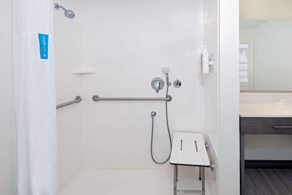 Modern One-Bedroom King Suite w/Roll-In Shower - Photo 7