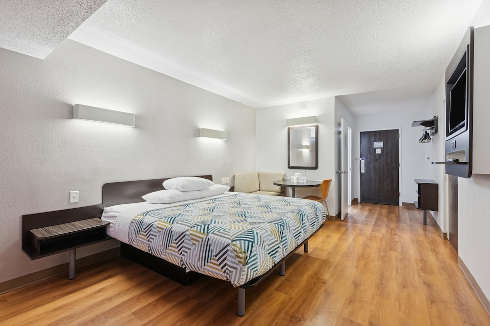 Standard Room, 1 King Bed, Non Smoking photo 1