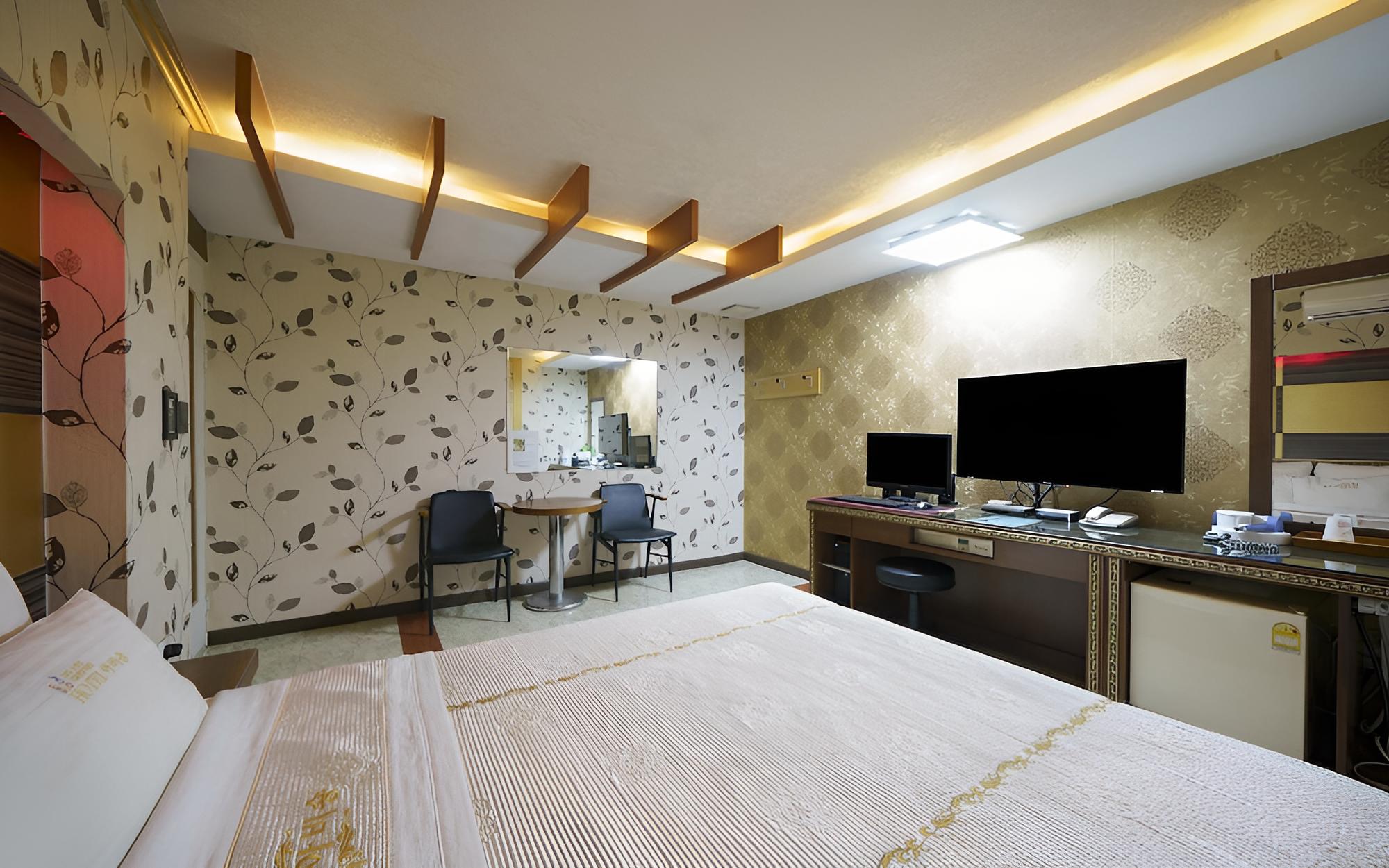 Room (Deluxe + 1 PC (Netflix + Disney + App) photo 2
