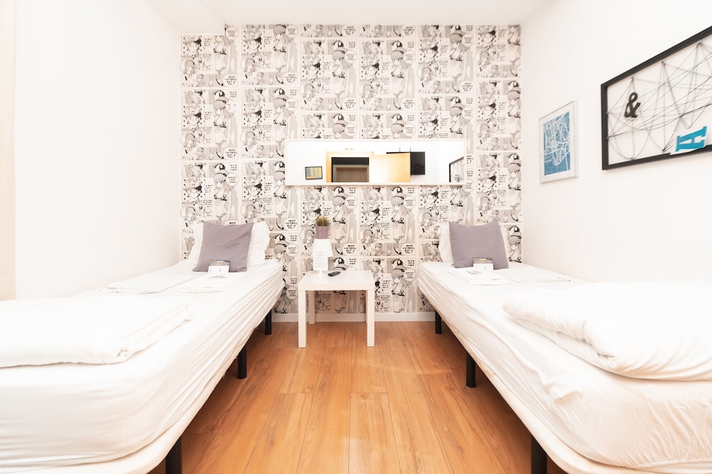 Twin Room, Shared Bathroom photo 2
